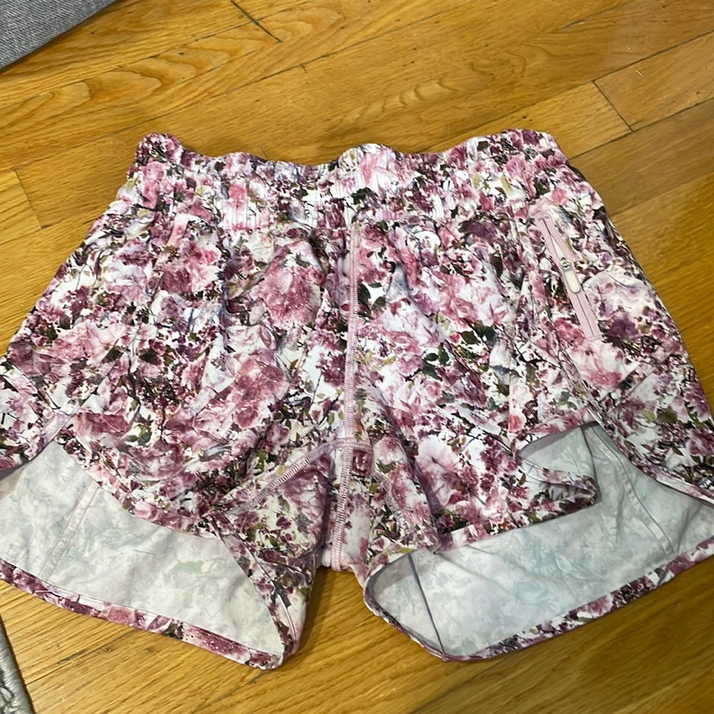 Lululemon tracker short 4 inch, unique pattern! Good condition